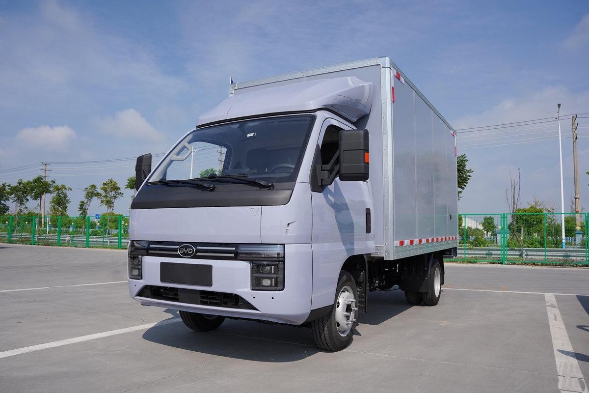 BYD T4 Technology · 82 kWh Dropside — supplied front three-quarter view photograph