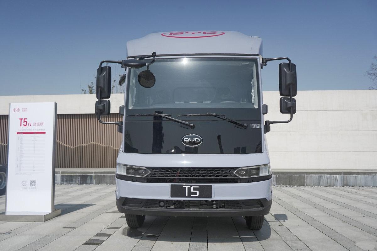 BYD T5 Wealth · 18.3 kWh Range-extender Dropside — supplied exterior photograph