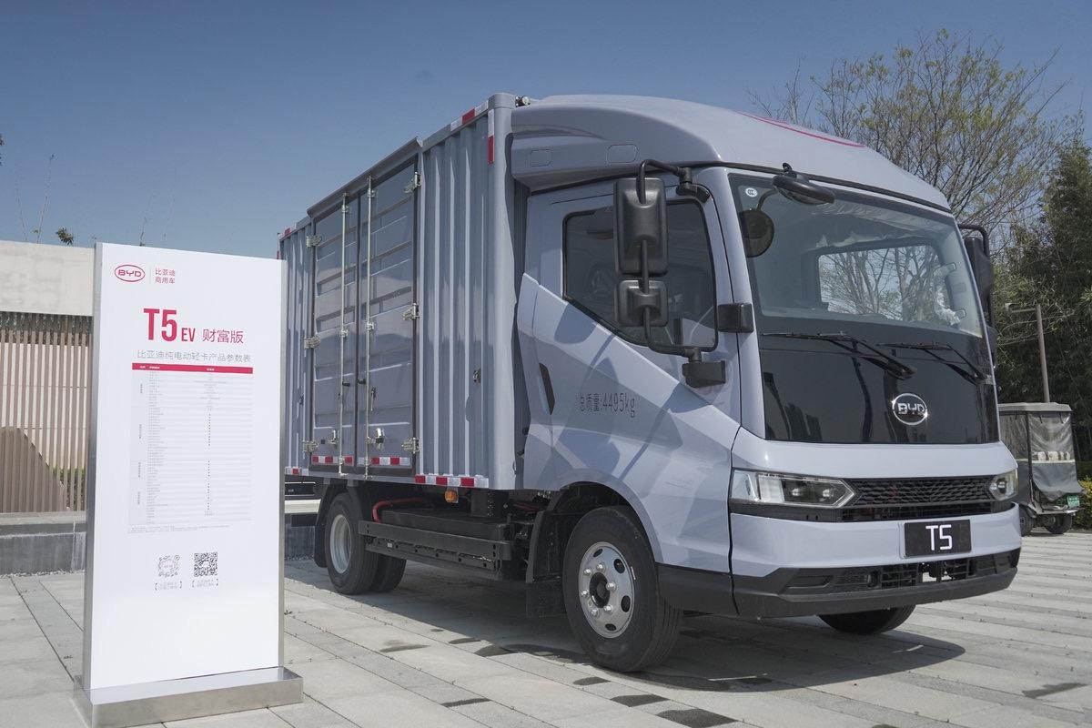BYD T5 Wealth · 18.3 kWh Range-extender Dropside — supplied front three-quarter view photograph