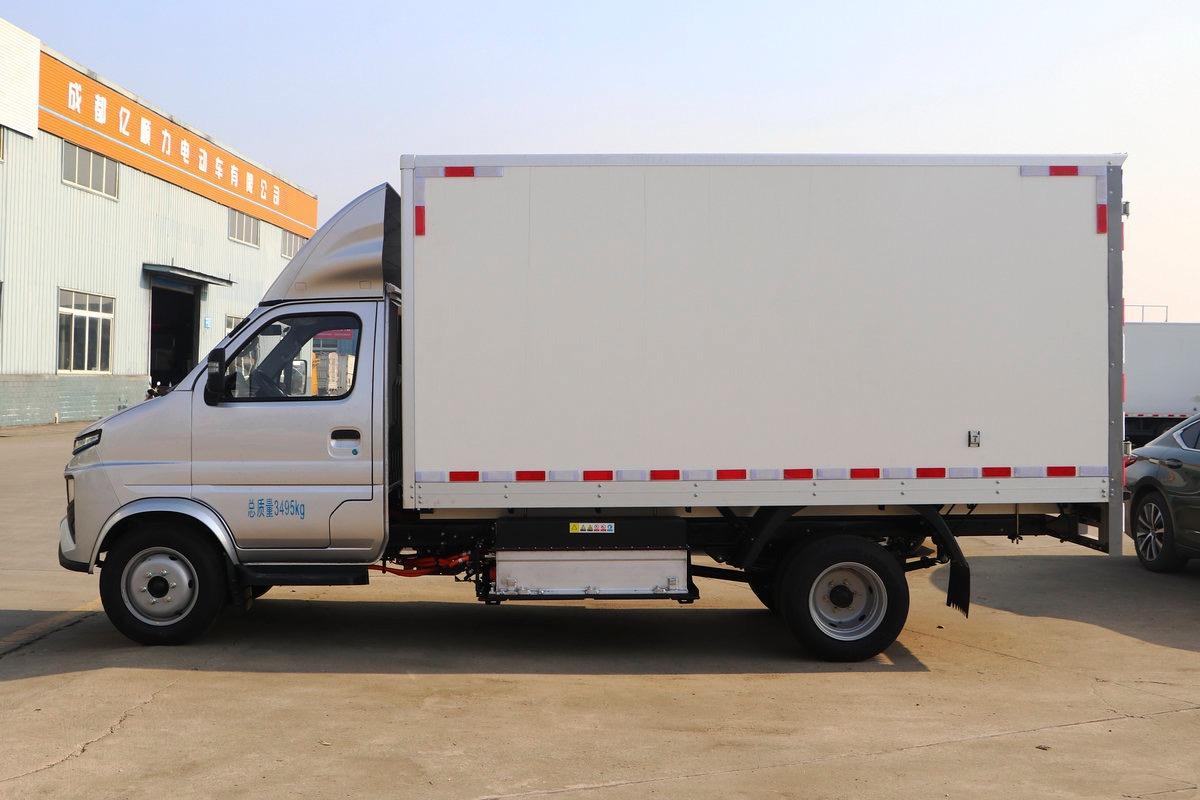 Farizon F3E 2025 Smart · 65 kWh Box Truck — supplied side view photograph