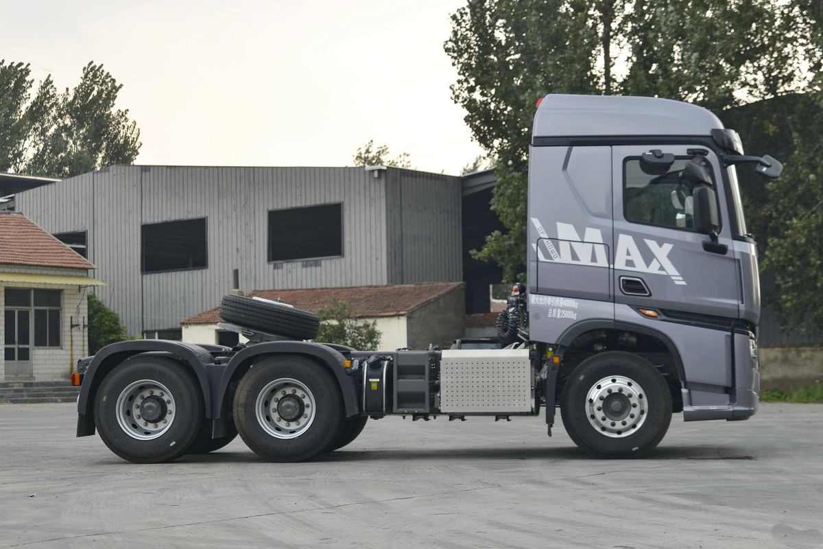 SINOTRUK HOWO HOWO MAX 510 hp · 4×2 AMT — supplied side view photograph