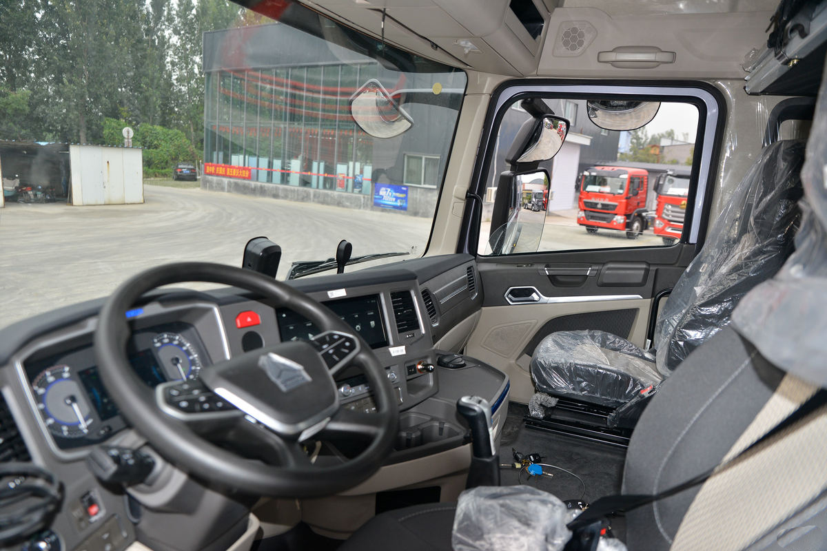 SINOTRUK HOWO HOWO MAX 510 hp · 4×2 AMT — supplied cab interior photograph