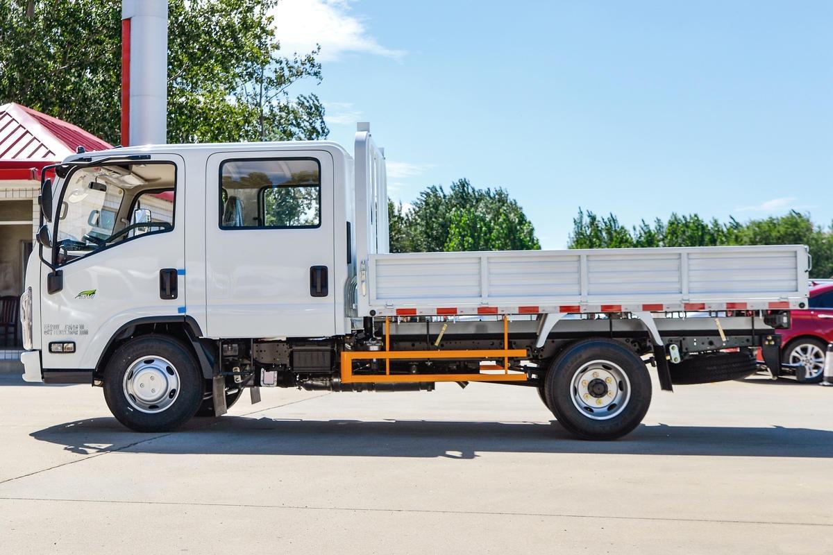 Isuzu EC5 · 2.5L Diesel Double-cab Dropside — supplied side view photograph